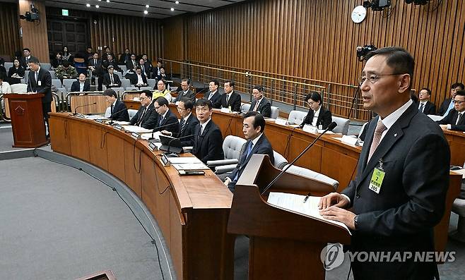 답하는 금정호 신영증권 사장 (서울=연합뉴스) 18일 국회에서 열린 정무위 전체회의 홈플러스·MBK 파트너스 및 삼부토건 관련 긴급 현안질의에서 금정호 신영증권 사장이 의원들의 질의에 답하고 있다. 2025.3.18 [국회사진기자단] photo@yna.co.kr