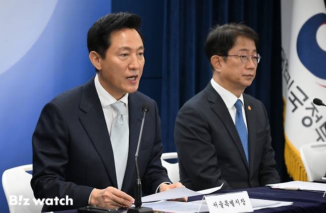 오세훈 서울시장이 19일 서울 중구 정부서울청사에서 열린 주택시장 안정화 방안 브리핑에 참석해 모두발언을 하고 있다./사진=이명근 기자 qwe123@