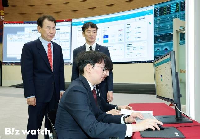 19일 서울 여의도 한국거래소에서 열린 공매도 전산시스템 구축 시연회에서 정은보 한국거래소 이사장(사진 왼쪽)과&nbsp;이복현 금융감독원장(사진 오른쪽)이&nbsp;모의 데이터를 이용한 불법공매도 적출 시연을 지켜보고있다./사진=한국거래소