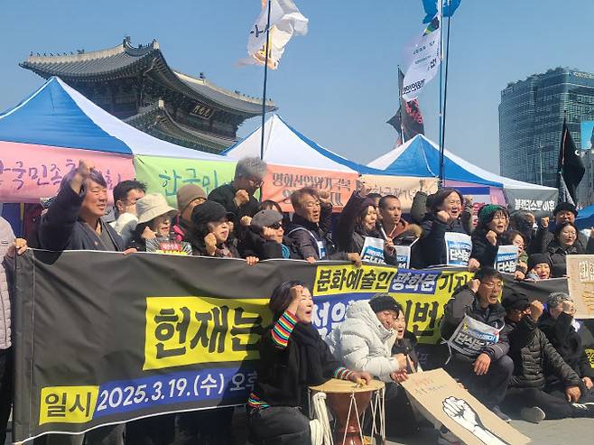 한국작가회의, 문화연대, 블랙리스트 이후, 영화인연대, 한국민예총, 한국민족춤협회 등 272개 문화예술단체가 참여하는 ‘윤석열퇴진 예술행동’은 19일 낮 1시 서울 광화문 시민농성장 예술행동캠프 앞에서 ‘제5차 문화예술인 시국선언’ 기자회견 열고 윤석열 대통령의 파면을 촉구하고 있다(사진=이데일리 김미경 기자).