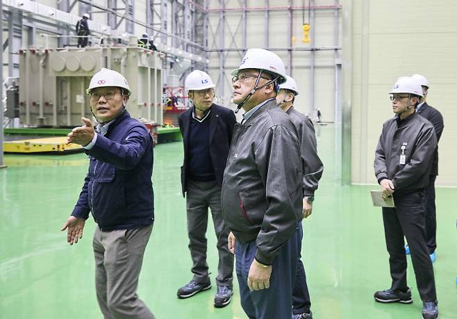 구자균 LS일렉트릭 회장 KOC전기가 증설한 울산공장 초고압 변압기 생산동을 둘러보고 있다.(사진=LS일렉트릭)