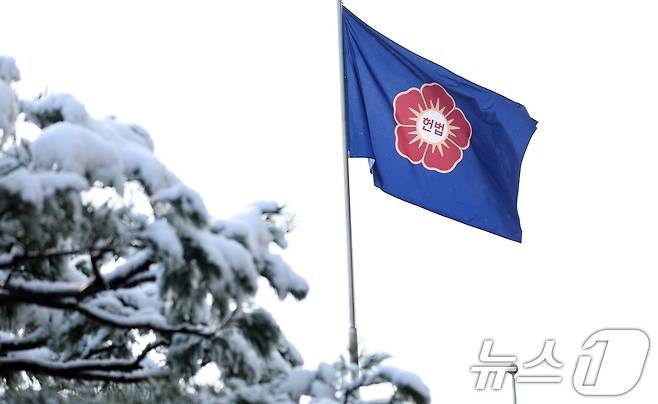 헌법재판소가 윤석열 대통령 탄핵심판의 변론을 종결한 뒤 아직 선고일을 지정하지 못하면서 대통령 탄핵 사건 중 최장기간 숙의를 거듭하고 있다. 사진은 18일 서울 종로구 헌법재판소 모습. 2025.3.18/뉴스1 ⓒ News1 김명섭 기자