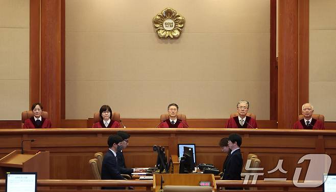 문형배 헌법재판소장 권한대행을 비롯한 헌법재판관들이 27일 오전 서울 종로구 헌법재판소 대심판정에 자리하고 있다. 2025.2.27/뉴스1 ⓒ News1 김성진 기자