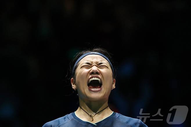 '셔틀콕 여제' 안세영이 17일(한국시간) 영국 버밍엄에서 열린 세계배드민턴연맹(BWF) 월드투어 슈퍼 1000 전영오픈 여자 단식 결승전에서 랭킹 2위 왕즈이(중국)를 2-1(13-21 21-18 21-18)로 누르고 우승한 후 포효하고 있다. 2025.3.17 ⓒ AFP=뉴스1 ⓒ News1 김성진 기자