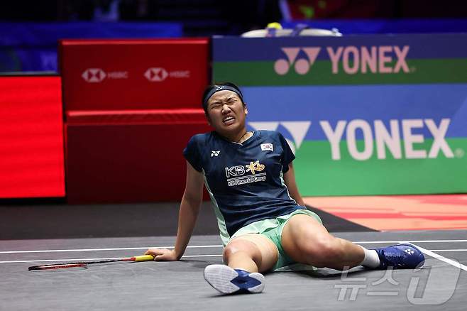 '셔틀콕 여제' 안세영이 17일(한국시간) 영국 버밍엄에서 열린 세계배드민턴연맹(BWF) 월드투어 슈퍼 1000 전영오픈 여자 단식 결승전에서 허벅지 부상을 호소하고 있다. 안세영은 랭킹 2위 왕즈이(중국)를 2-1(13-21 21-18 21-18)로 누르고 우승했다. 2025.3.17 ⓒ AFP=뉴스1 ⓒ News1 김성진 기자