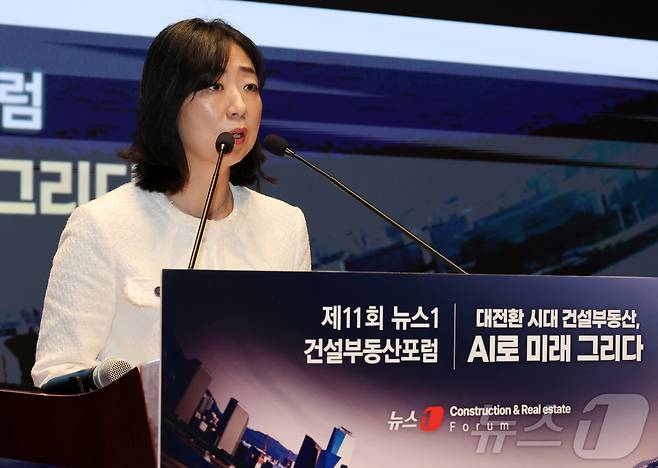 형시원 삼성물산 DxP본부 DxP사업전략 팀장이 19일 서울 여의도 한국거래소에서 열린 제11회 뉴스1 건설부동산포럼에서 강연하고 있다. 올해로 11회를 맞이한 이번 뉴스1 건설부동산포럼은 ‘대전환 시대 건설부동산, AI로 미래 그리다’를 주제로 열렸다. 2025.3.19/뉴스1 ⓒ News1 박세연 기자