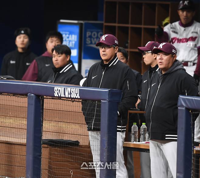 키움 홍원기 감독이 18일 고척스카이돔에서 열린 2025 KBO리그 시범경기 롯데와 경기를 지켜보고 있다. 고척 | 최승섭기자 thunder@sportsseoul.com