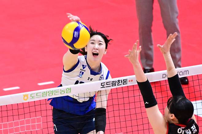 현대건설 고예림이 18일 페퍼스타디움에서 열린 페퍼저축은행과의 경기에서 공격을 시도하고 있다. 제공 | 한국배구연맹