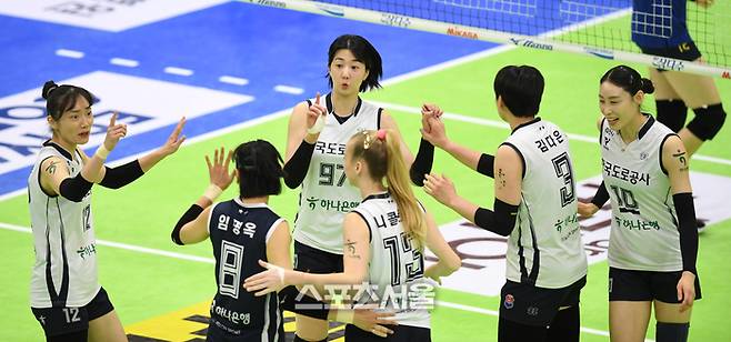 한국도로공사 선수들이 11일 수원체육관에서 열린 2024~2025 V-리그 현대건설과 경기에서 득점 후 환호하고 있다.  2025. 2. 11. 수원 | 최승섭기자 thunder@sportsseoul.com