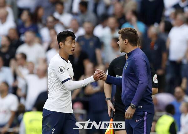 토트넘 홋스퍼에서 사제의 인연을 맺었던 손흥민과 당시 마우리시오 포체티노 감독. 사진┃뉴시스/AP