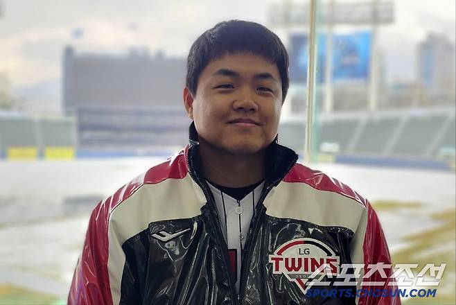 LG 트윈스 장현식이 강설 취소된 18일 취재진과 인터뷰를 하고 있다. 잠실=권인하 기자