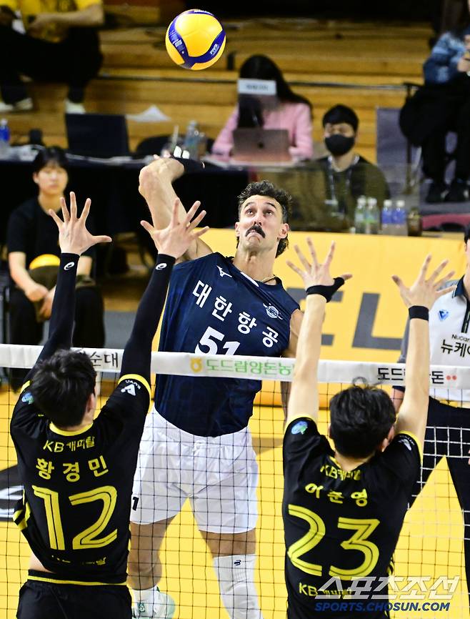 대한항공 외국인 선수 러셀이 18일 KB손해보험전서 스파이크를 때리고 있다. 사진제공=KOVO