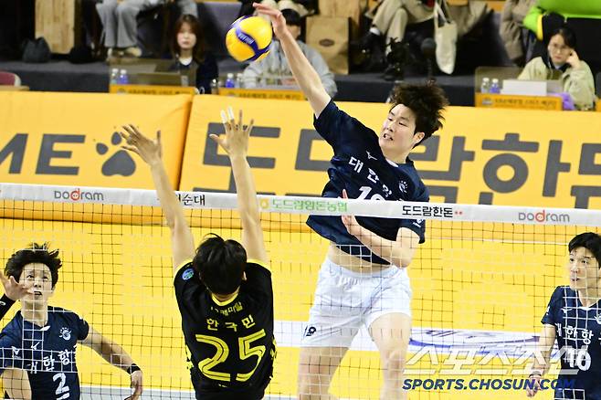대한항공 최준혁이 18일 KB손해보험전서 스파이크를 때리고 있다.  사진제공=KOVO