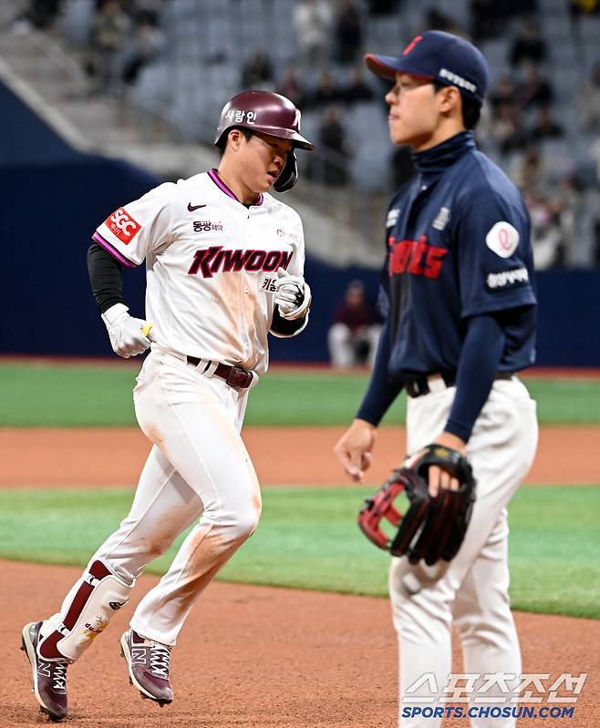 고척돔에서 날린 첫 홈런에 얼떨떨한 여동욱의 베이스러닝