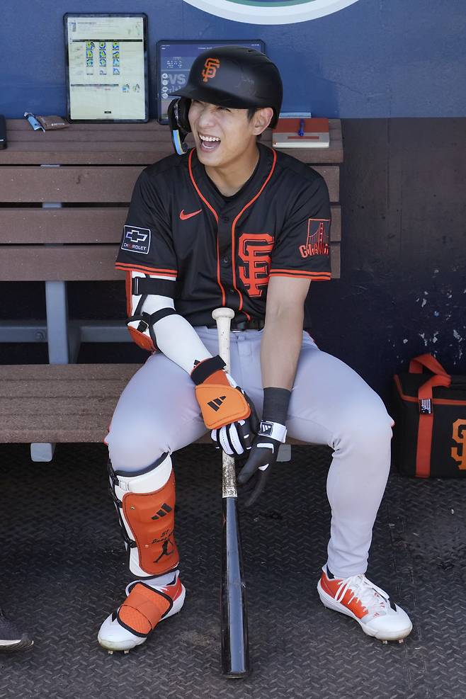 San Francisco Giants' Jung Hoo Lee, of South Korea, laughs as he talks with teammates in the dugout prior to a spring training baseball game against the San Diego Padres Tuesday, March 4, 2025, in Peoria, Ariz. (AP Photo/Ross D. Franklin)







<저작권자(c) 연합뉴스, 무단 전재-재배포, AI 학습 및 활용 금지>