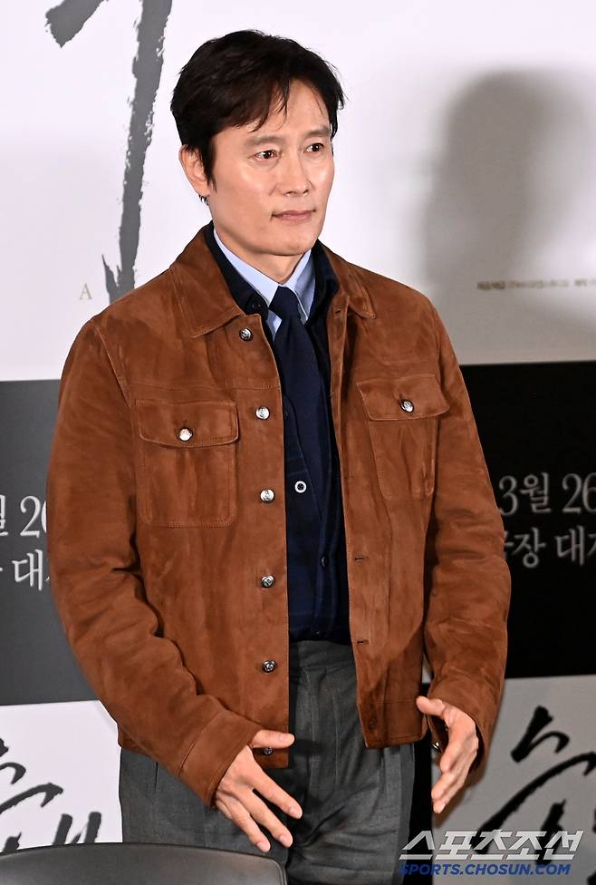 19일 용산CGV에서 열린 영화 '승부'의 언론시사회, 이병헌이 무대로 들어서고 있다. 용산=허상욱 기자 wook@sportschosun.com/2025.03.19/