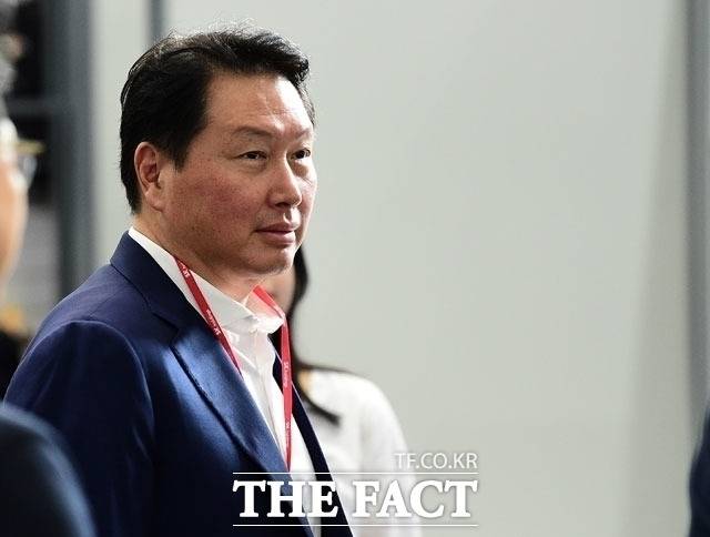 최태원 SK그룹 회장이 지난해 SK하이닉스와 SK㈜에서 총 60억원을 급여로 받은 것으로 나타났다. /더팩트 DB