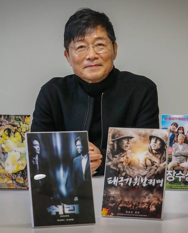 영화 ‘쉬리’의 재개봉을 기념해 서울 강남의 사무실에서 본지와 만난 강제규 감독은 “한국 영화에서 제 쓰임새를 할 수 있는 작품을 만들어보려 한다”고 말했다. 그의 앞에 놓인 액자에 그가 연출한 ‘은행나무 침대’를 비롯해 ‘쉬리’ ‘태극기 휘날리며’ ‘장수상회’ 포스터가 들어있다. /박성원 기자