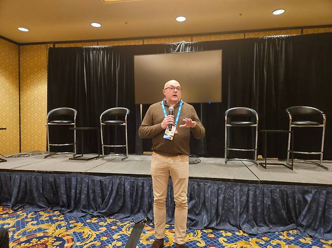 18일(현지시각) 미국 라스베이거스 베네시안 컨벤션 센터에서 열린 ‘어도비 서밋(Adobe Summit) 2025’에서 빌리 시브룩(Billy Seabrook) IBM 컨설팅 글로벌 최고디자인책임자(CDO, Global Chief Design Officer)는 어도비 AI를 활용한 마케팅 혁신 사례를 소개하고 있다./사진=이경탁 기자