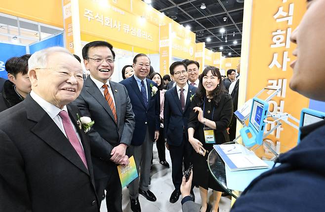 최상목 대통령 권한대행 부총리 겸 기획재정부 장관이 19일 서울 서초구 aT센터 전시장에서 열린 '2025 대한민국 채용박람회' 케어마인더 채용홍보관에서 관계자와 대화를 나누고 있다./기획재정부