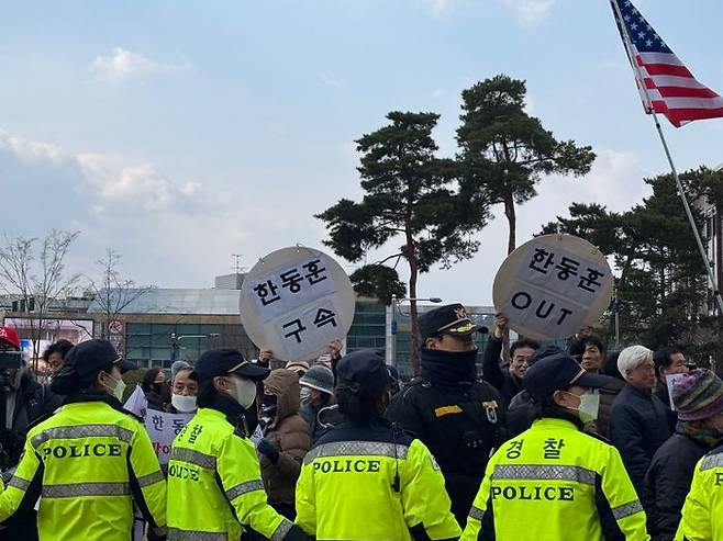 한동훈 국민의힘 전 대표의 경북대 토크콘서트 행사장 앞에 모인 군중들이 한 전 대표의 TK 방문을 반대하고 있다. ⓒ데일리안 오수진 기자