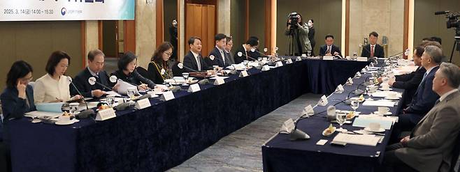 안덕근 산업통상자원부 장관(왼쪽에서 여섯 번째)과 관계자들이 14일 서울 중구 롯데호텔에서 열린 제35차 에너지위원회에서 ‘제3차 가스안전관리 기본계획’ 등을 심의하고 있다. 한국가스안전공사 제공