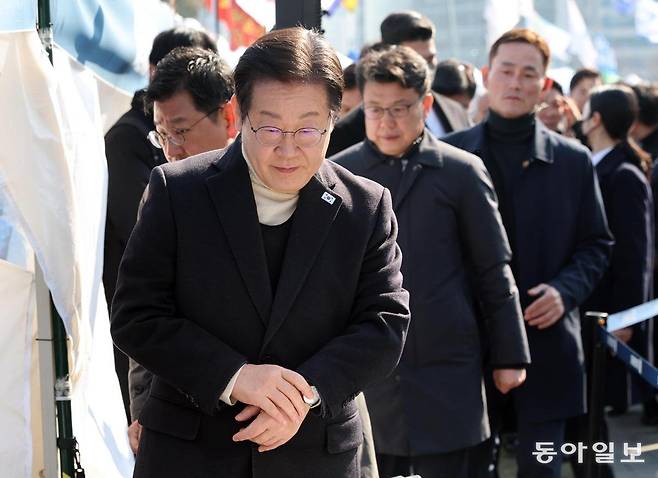 방탄복을 입은 이재명 더불어민주당 대표가 9일 오전 서울 종로구 경복궁역 부근 광화문 민주당 천막농성장에서 열린 현장 최고위원회의에 참석하고 있다. 2025.03.19 사진공동취재단