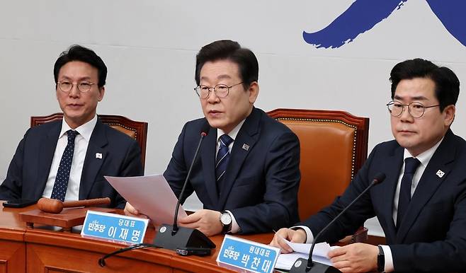 이재명(가운데) 더불어민주당 대표가 17일 오전 서울 여의도 국회에서 열린 최고위원회의에서 발언하고 있다. 2025.03.17 뉴시스