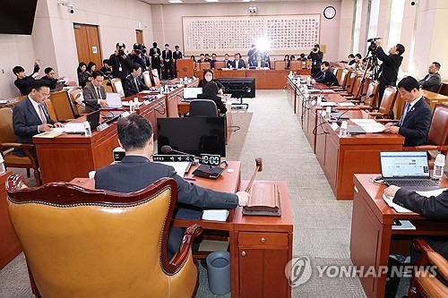 19일 서울 여의도 국회 법제사법위원위원회에서 김건희 여사 관련 의혹 수사 상설특검법안과 마약 수사 외압 의혹 수사 상설특검법안 등을 심사하기 위한 법안심사소위원회의가 열리고 있다.   [연합뉴스]
