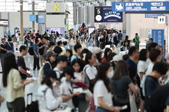 지난해 5월 인천국제공항 제1여객터미널 출국장이 이용객들로 북적이고 있다. 사진=연합뉴스