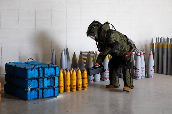 제17보병사단은 2025년 FS/TIGER의 일환으로 지난 16일부터 인천 일대 및 경기도 파주 무건리훈련장에서 '한미연합 전투지휘훈련'을 실시하고 있다고 19일 밝혔다. 17사단은 전군 유일 사단급 한미연합 전투지휘훈련을 실시하는 부대이다. 이번 훈련에는 한미 양국군 장병 1200여 명이 참가하였으며, 전투지휘훈련과 야외기동훈련(CWMD 및 공중기동)을 연계하여 실시해 훈련의 실전성을 높였다. 사진은 CWMD-TF 장병들이 확보한 의심시설에서 대량살상무기에 대한 증거와 표본을 수집 및 분석하는 모습. 사진=육군 제공