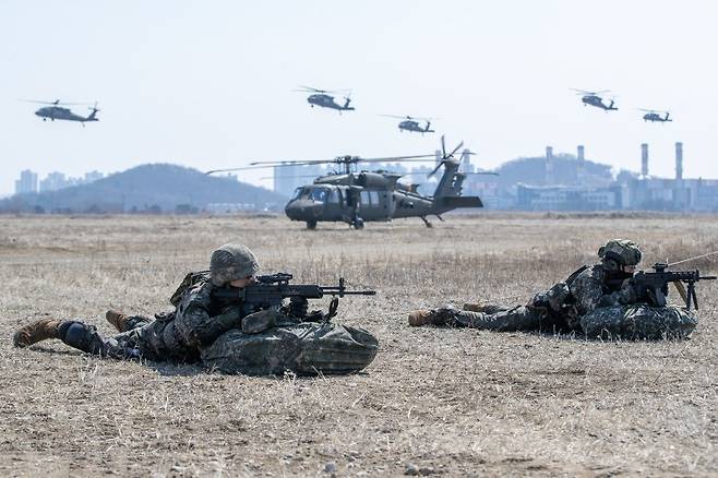 육군 제17보병사단은 2025년 FS/TIGER와 연계하여 지난 16일부터 인천시 일대 및 경기도 파주 무건리훈련장에서 '한미연합전투지휘훈련'을 실시하고 있다고 19일 밝혔다. 공중기동훈련에 참가한 한측 장병들이 미군 헬기에 탑승하기 위해 착륙지대에 집결해 주변을 경계하고 있다. 사진=육군 제공