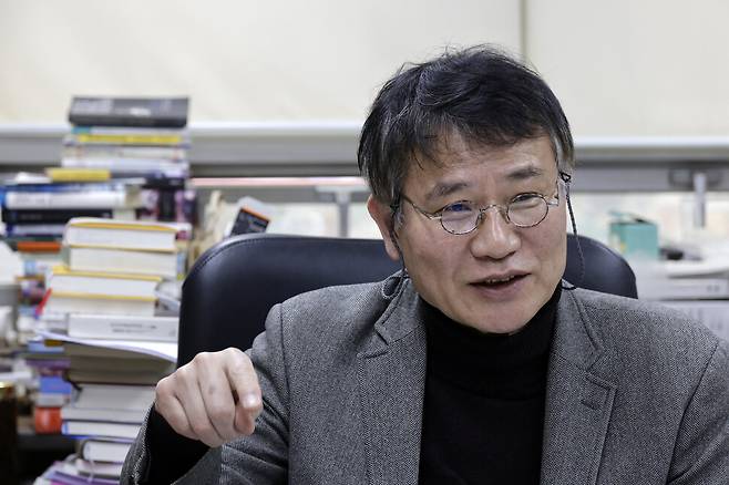 구갑우 북한대학원대학교 교수가 2025년 3월12일 오전 서울 종로구 삼청동 연구실에서 한겨레21과 인터뷰하고 있다. 김명진 기자 littleprince@hani.co.kr