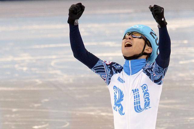 러시아 쇼트트랙 국가대표 빅토르 안이 2014년 2월 러시아 소치 해안클러스터 아이스버그 팰리스에서 열린 소치 동계올림픽 남자 쇼트트랙 1,000m 결승전에서 금메달을 차지한 뒤 환호하고 있다. 소치=뉴시스