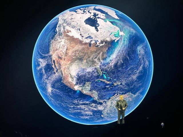 엔비디아를 창업한 젠슨 황 최고경영자가 18일 미국 캘리포니아주 새너제이 SAP 센터에서 열린 엔비디아 연례 개발자 행사 GTC에서 기조연설을 하고 있다. 실리콘밸리=이서희 특파원