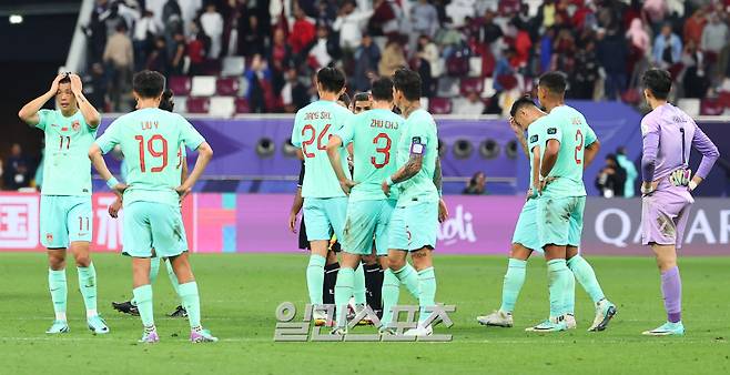 <yonhap photo-0630=""> 허탈해 하는 중국 선수들 (도하=연합뉴스) 김도훈 기자 = 22일(현지시간) 카타르 도하 칼리파 인터내셔널 스타디움에서 열린 2023 아시아축구연맹(AFC) 아시안컵 조별리그 A조 카타르와 중국의 경기에서 0대1로 패한 중국 선수들이 허탈해 하고 있다. 2024.1.23 superdoo82@yna.co.kr/2024-01-23 03:31:47/ <저작권자 ⓒ 1980-2024 ㈜연합뉴스. 무단 전재 재배포 금지, AI 학습 및 활용 금지></yonhap>