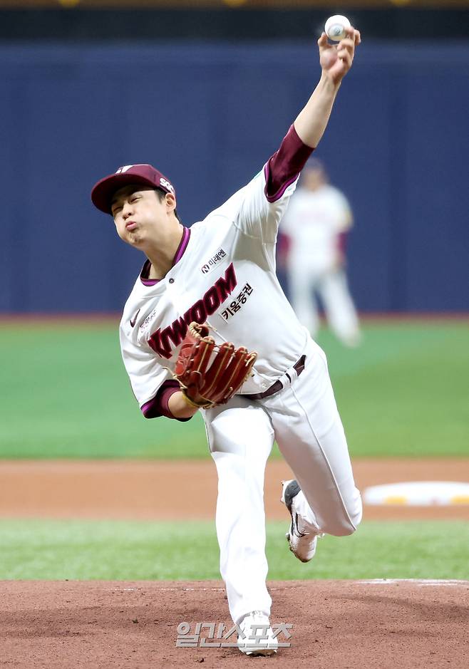 18일 오후 서울 고척스카이돔에서 열린 2025 KB0리그 키움히어로즈와 롯데자이언츠의 프로야구 시범경기에서 정현우가 선발등판해 역투하고 있다. 고척=김민규 기자 mgkim1@edaily.co.kr /2025.03.17/