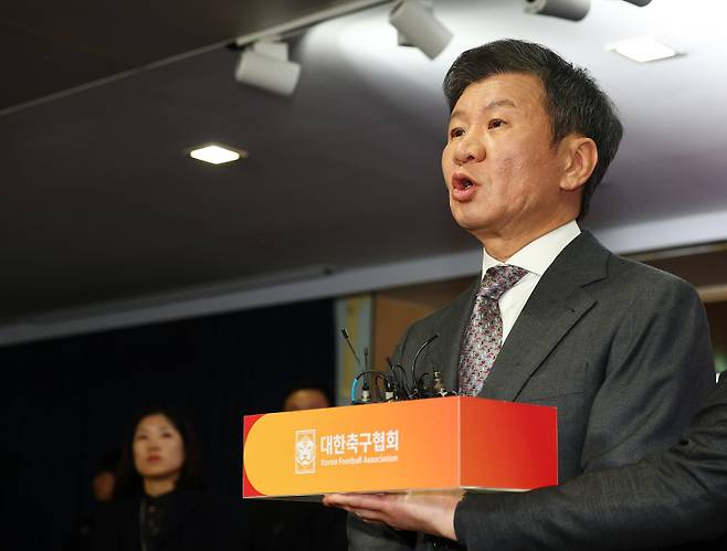 <yonhap photo-4586=""> 인터뷰하는 정몽규 축구협회장 (서울=연합뉴스) 서대연 기자 = 대한축구협회장 4연임에 성공한 정몽규 회장이 26일 서울 종로구 축구회관에서 열린 제55대 대한축구협회 회장 선거에서 당선이 확정된 뒤 취재진과 인터뷰하고 있다. 2025.2.26 dwise@yna.co.kr/2025-02-26 16:54:22/ <저작권자 ⓒ 1980-2025 ㈜연합뉴스. 무단 전재 재배포 금지, AI 학습 및 활용 금지></yonhap>
