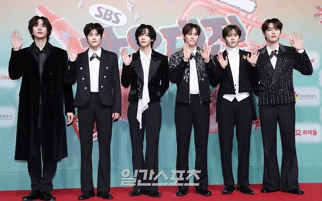 그룹 라이즈가 25일 오후 인천 중구 인스파이어 리조트에서 열린 SBS 가요대전 레드카펫 행사에 참석해 포즈를 취하고 있다. 인천=서병수 기자 qudtn@edaily.co.kr /2024.12.25/