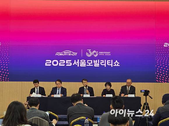 강남훈 서울모빌리티쇼 조직위원장이 19일 서울 강남구 과학기술회관에서 열린 '2025 서울모빌리티쇼' 기자간담회에서 기자들의 질문에 답변하고 있다. [사진=김종성 기자]