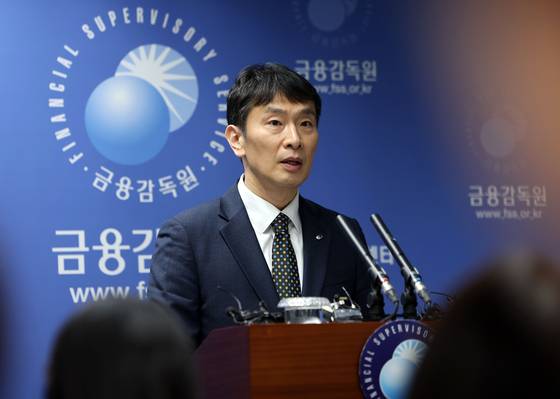 이복현 금융감독원장이 19일 오전 서울 영등포구 금융감독원에서 우리금융 경영평가등급과 홈플러스 사태, 상법 개정안 등 주요 현안에 대한 긴급 브리핑을 하고 있다. 뉴시스