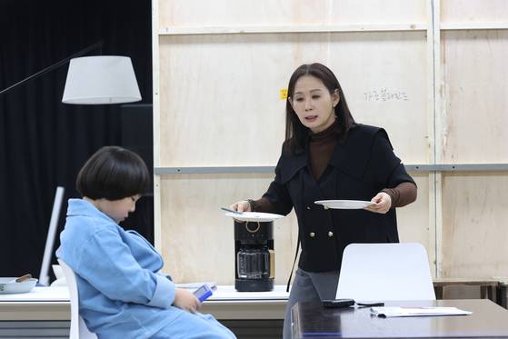 배우 김선영(오른쪽), 최자운이 19일 서울 종로구 홍익대 대학로아트센터에서 국립극단 연극 '그의 어머니' 연습 장면을 공개하고 있다. 김선영은 이 작품으로 7년 만에 연극 무대에 선다. 연합뉴스