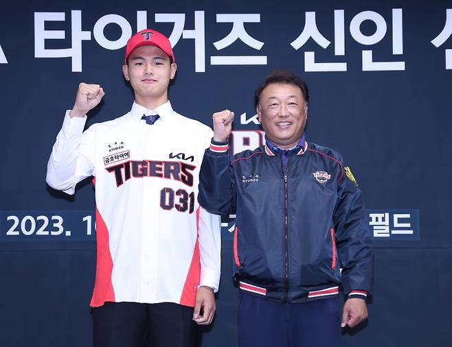 ▲ 지난 2024 KBO 신인드래프트 1라운드 지명을 받고 KIA타이거즈 유니폼을 입게된 조대현 [KIA타이거즈]&nbsp;