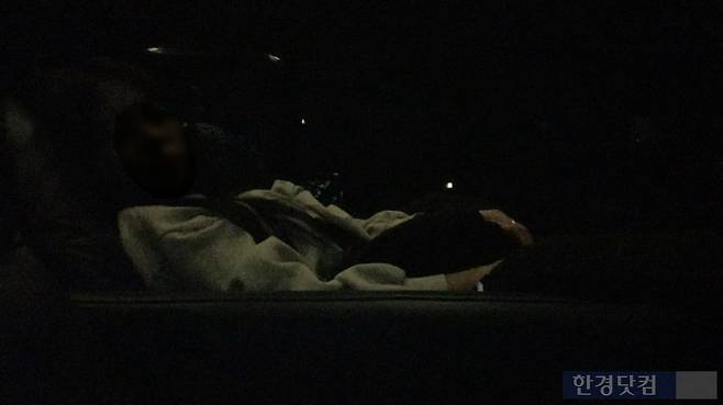 이벤트 체험 중인 기자의 모습/사진=유지희 기자