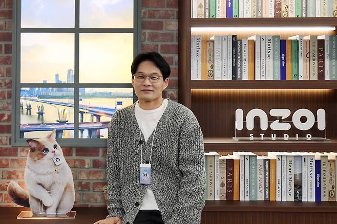 김형준 PD가 인생 시뮬레이션 게임 ‘inZOI(인조이)’ 글로벌 쇼케이스 기념 사진을 촬영하고 있다. 크래프톤 제공
