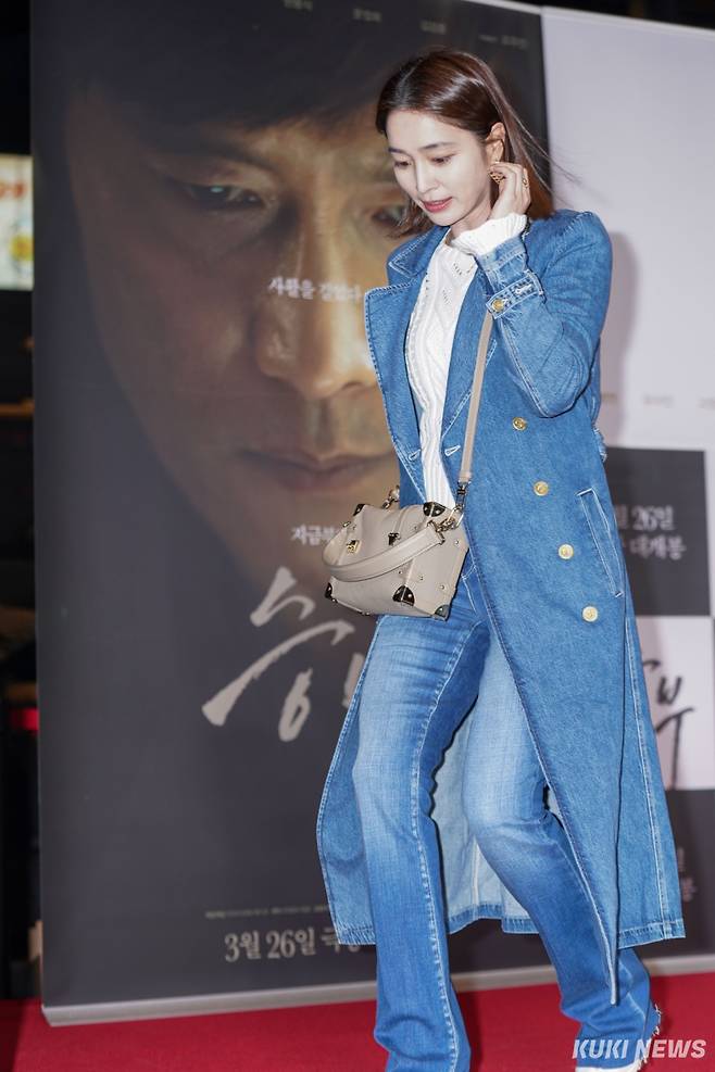 배우 이민정이 19일 서울 용산구 CGV용산아이파크몰에서 열린 영화 '승부' VIP시사회 포토월 행사에 참석한 뒤 퇴장하고 있다.