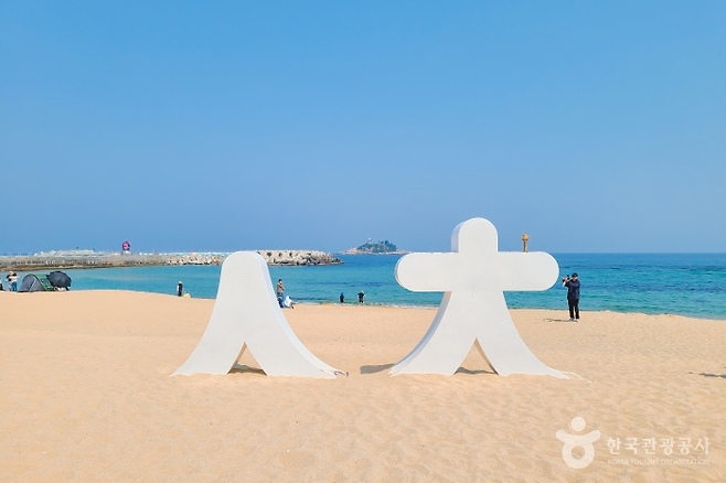 속초해변 / 사진=한국관광공사  홈페이지, 속초해변 미디어아트 ‘빛의바다, 속초’ / 사진=속초시