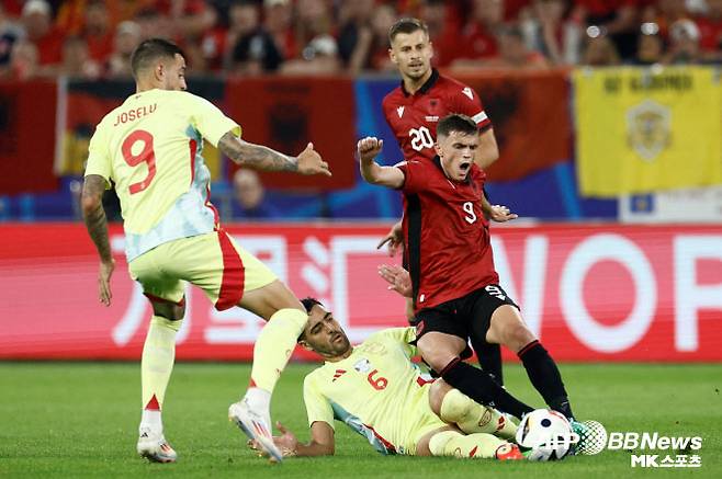 알바니아 국가대표팀에서 오른쪽 미드필더로 활약 중인 아사니(사진 오른쪽). 사진=AFPBBNews=News1