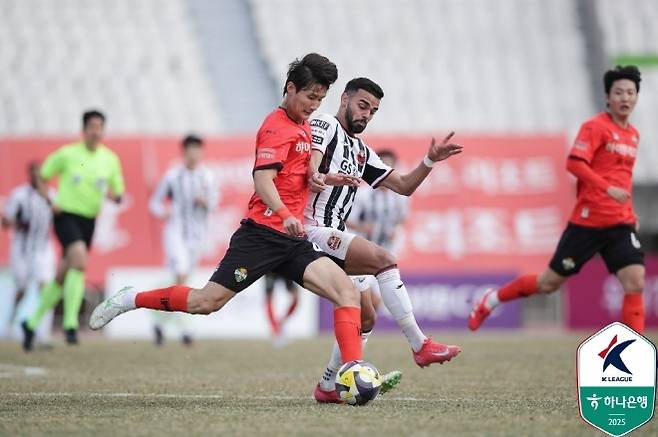 강원 FC 신민하(사진 왼쪽). 사진=한국프로축구연맹