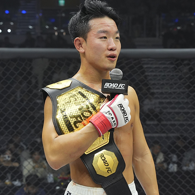 이정현이 2025년 3월 서울특별시 장충체육관에서 제3대 로드FC 플라이급 챔피언 등극 소감을 말하고 있다. 사진=세계격투스포츠협회